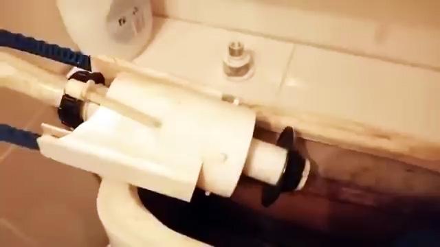Как буквально за 2 минуты устранить течь воды в унитазе без замены деталей Как буквально за 2 минуты устранить течь воды в унитазе без замены деталей