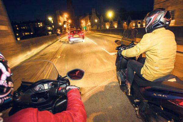 Особенности езды на скутере в ночное время Особенности езды на скутере в ночное время