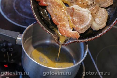 Отбивные из свинины с соусом из клубники