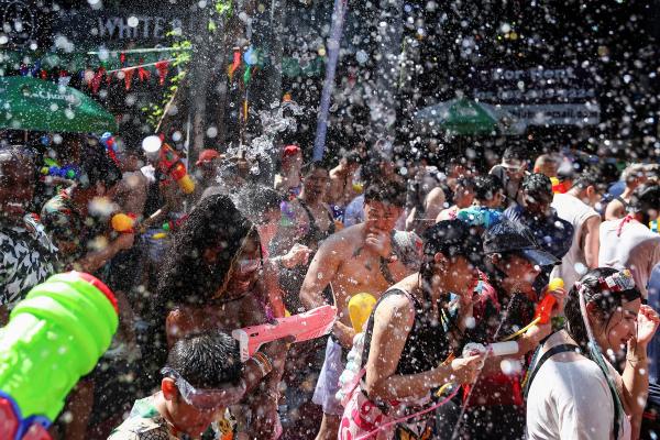 Сцены с фестиваля воды Сонгкран в Таиланде Сцены с фестиваля воды Сонгкран в Таиланде