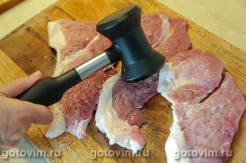 Отбивные из свинины с соусом из клубники