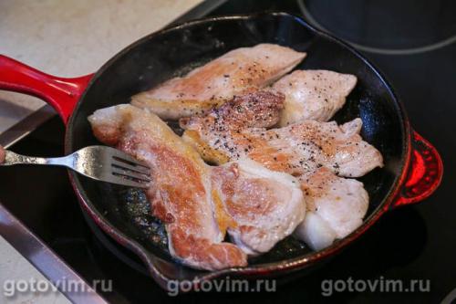 Отбивные из свинины с соусом из клубники