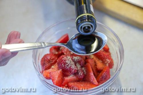 Отбивные из свинины с соусом из клубники