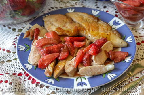 Отбивные из свинины с соусом из клубники