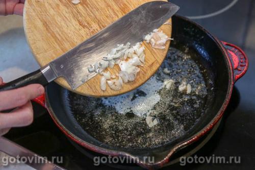 Куриные бедра, запеченные в чесночно-сливочном соусе