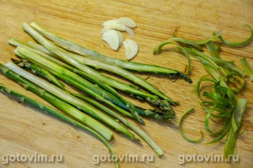 Пицца со спаржей, чесноком и сыром моцарелла 
