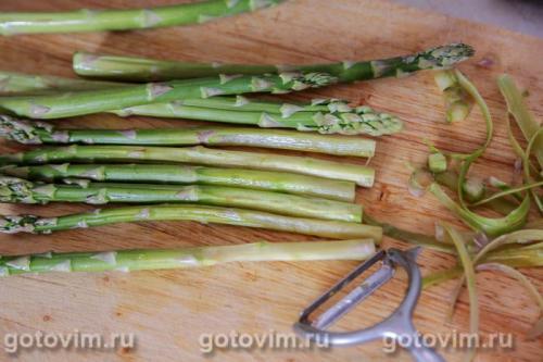 Тёплый салат со спаржей и помидорами черри и моцареллой