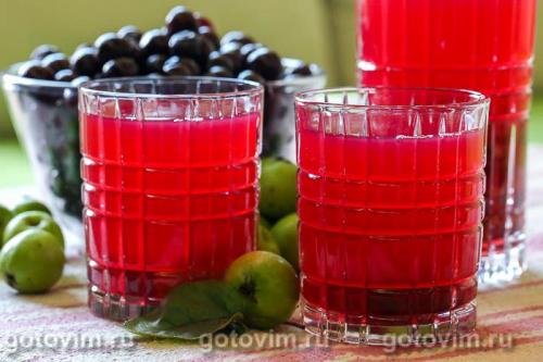 Компот из зеленых яблок с вишней
