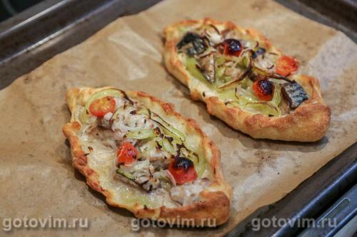 Лодочки пиде с овощами и скумбрией