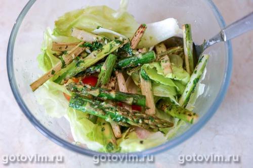 Овощной салат с жареной спаржей и яйцом