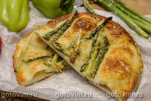 Пицца со спаржей, чесноком и сыром моцарелла 