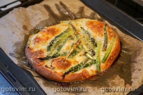 Пицца со спаржей, чесноком и сыром моцарелла 