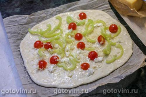 Пицца с окороком, сыром и сырым яйцом
