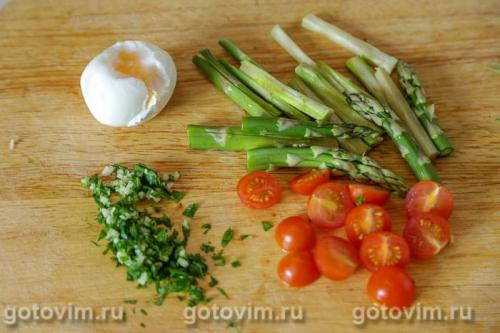 Овощной салат с жареной спаржей и яйцом