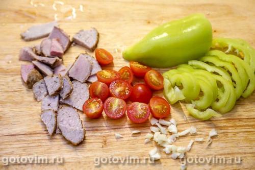 Пицца с окороком, сыром и сырым яйцом