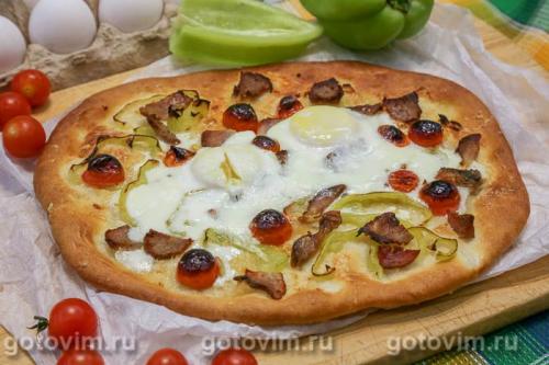 Пицца с окороком, сыром и сырым яйцом