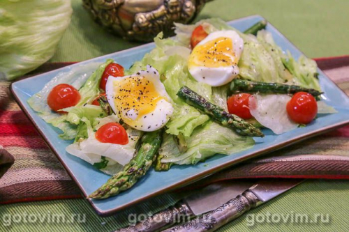 Овощной салат с жареной спаржей и яйцом
