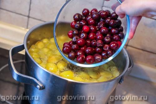 Компот из зеленых яблок с вишней