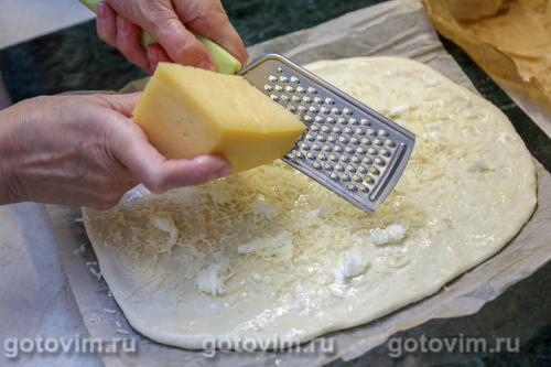 Пицца с окороком, сыром и сырым яйцом