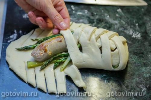 Пирог-плетенка с колбаской для жарки и спаржей с чесноком