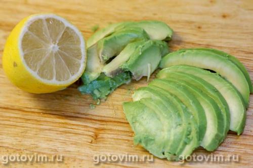 Салат из жареных абрикосов с авокадо, сыром и салатом айсберг