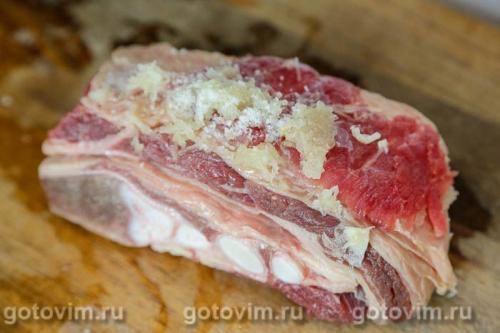 Говяжья грудинка, запеченная при низкой температуре в пакете с овощами