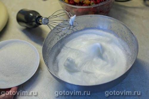 Песочный пирог с малиной и безе