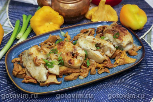 Жареный судак с луком и лисичками