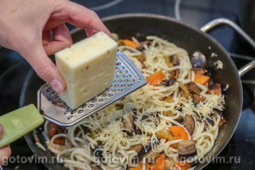 Макароны с печеными овощами и сыром