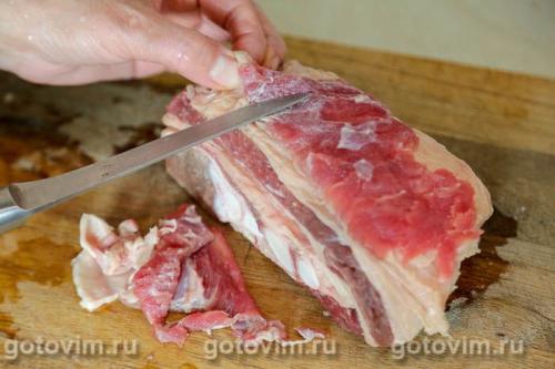 Говяжья грудинка, запеченная при низкой температуре в пакете с овощами