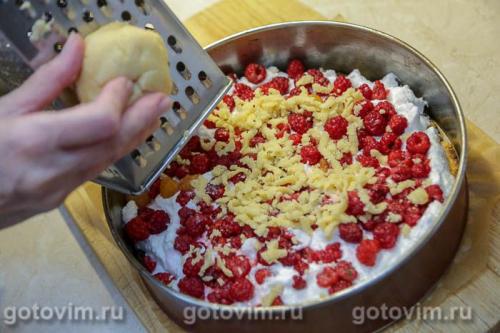 Песочный пирог с малиной и безе