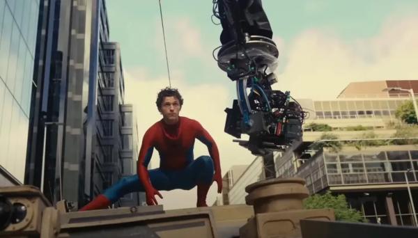 Студия Sony показала Человека-паука верхом на танке Студия Sony показала Человека-паука верхом на танке