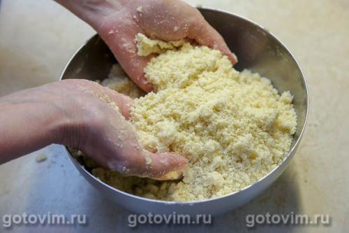 Песочный пирог с малиной и безе
