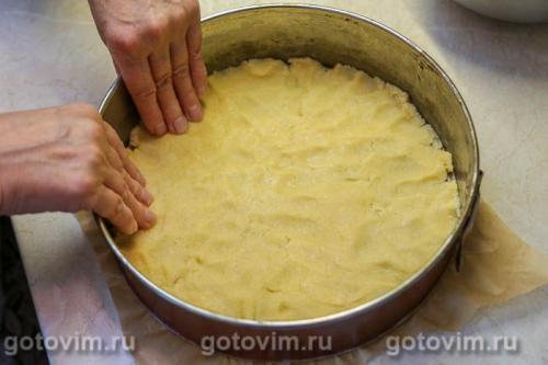 Песочный пирог с малиной и безе
