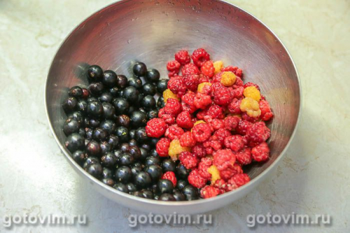 Компот из малины с черной смородиной на зиму