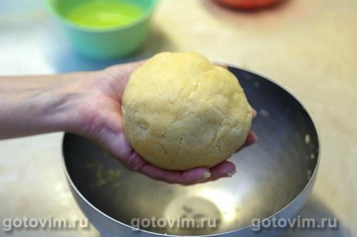 Песочный пирог с малиной и безе