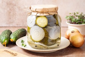 Огурцы с луком на зиму Огурцы с луком на зиму
