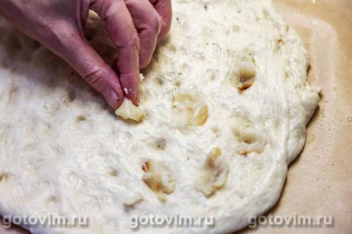 Фокачча с печеным чесноком и розмарином