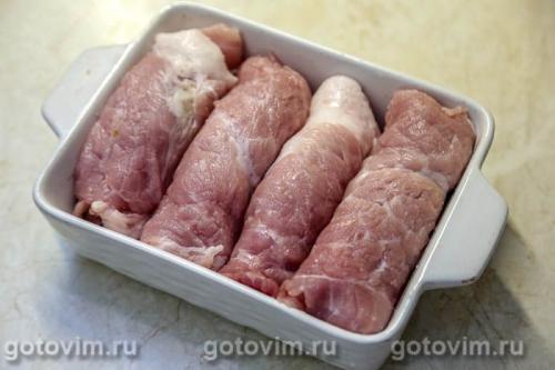 Мясные рулетики из свинины с лисичками и творожным сыром