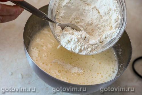 Бисквитный рулет с тертыми яблоками