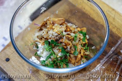 Мясные рулетики из свинины с лисичками и творожным сыром