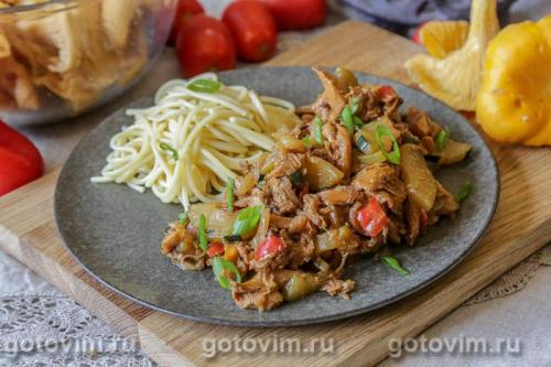 Кабачки, тушенные с лисичками в соевом соусе