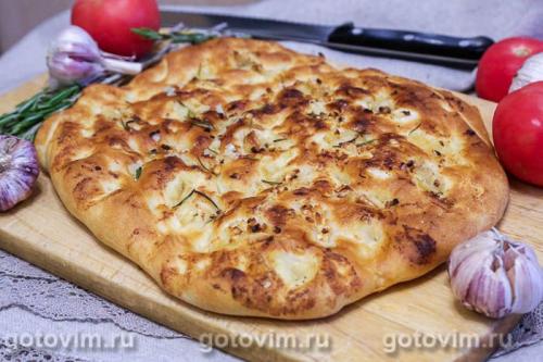 Фокачча с печеным чесноком и розмарином