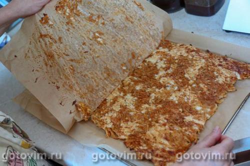 Бисквитный рулет с тертыми яблоками