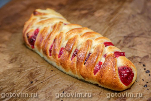 Пирог-плетенка с клюквой