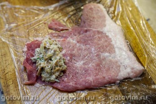 Мясные рулетики из свинины с лисичками и творожным сыром