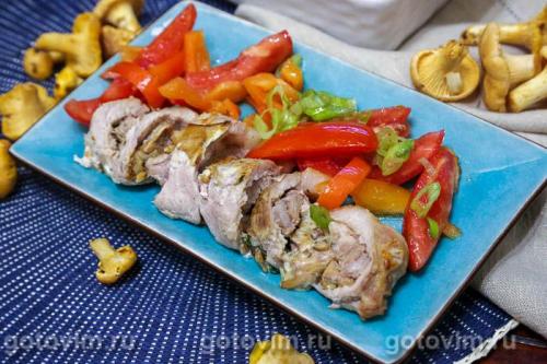 Мясные рулетики из свинины с лисичками и творожным сыром
