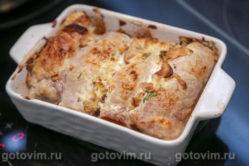 Мясные рулетики из свинины с лисичками и творожным сыром