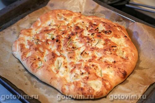 Фокачча с печеным чесноком и розмарином