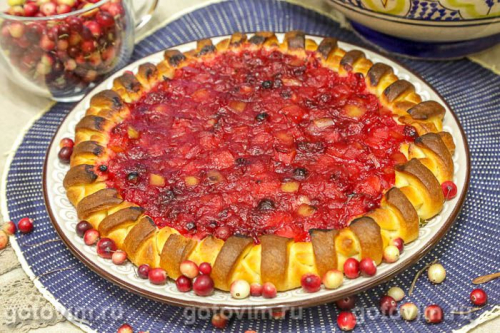 Открытый пирог с клюквой и яблоками